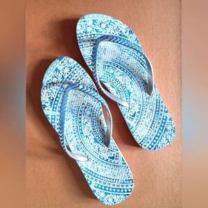 Women's 9-10 Flip-Flops Blue-Silver Pattern 💙